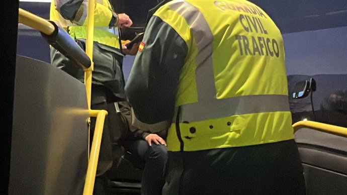 Imagen de archivo de inspección de la Guardia Civil en un autobús