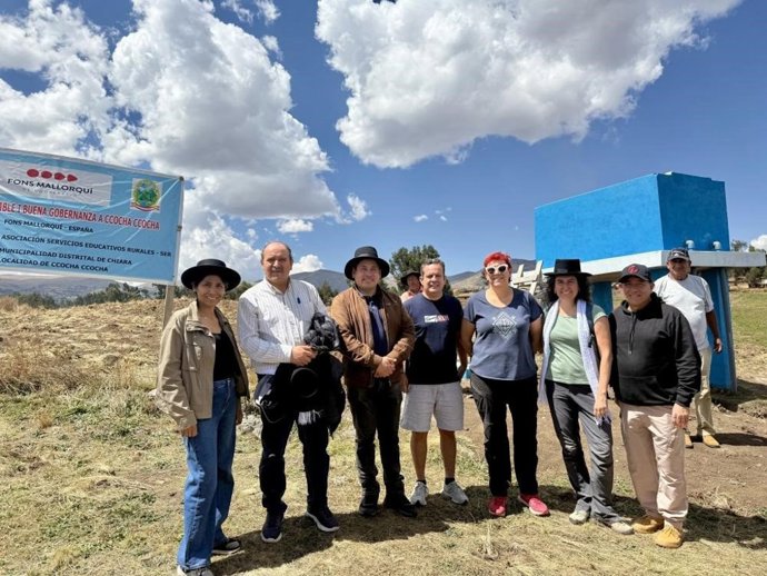 El consejero de presidencia, Antoni Fuster, y miembros de la cooperación.