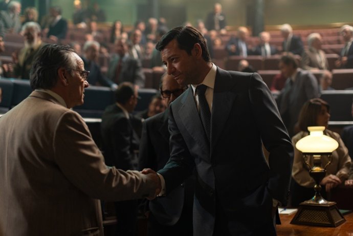 La serie narra cuando Tejero entró en el Congreso pistola en mano, solo tres hombres se mantuvieron sentados en sus asientos mientras el resto se agachaba para ponerse a salvo: Adolfo Suárez, Santiago Carrillo y Gutiérrez Mellado.