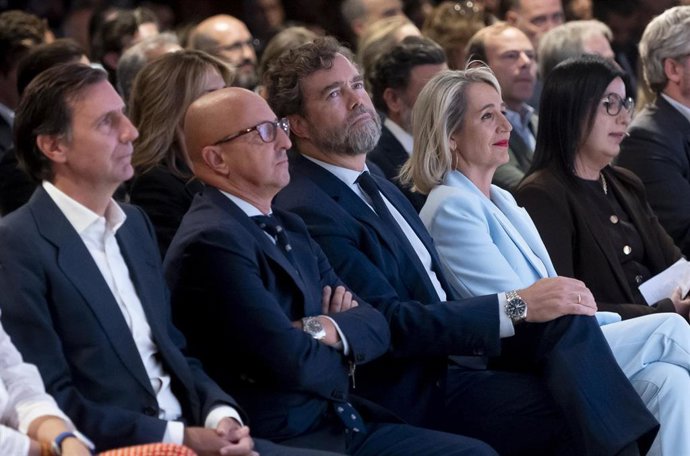 El exportavoz de Vox, Iván Espinosa de los Monteros (c), presenta ‘Atenea’, su nuevo ‘think tank’, a 25 de septiembre de 2025, en Madrid (España).a 25 de septiembre de 2025, en Madrid (España). Espinosa de los Monteros define ‘Atenea’ como un espacio para