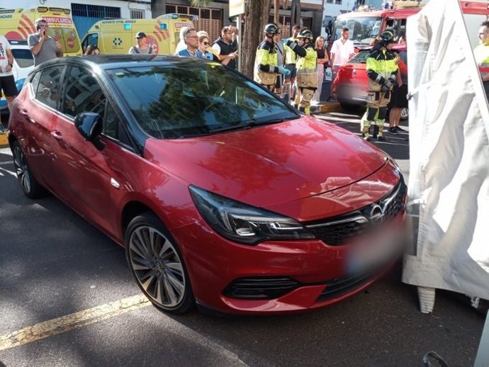 Coche que perdió el control y se empotró en la terraza de un bar en Santa Úrsula