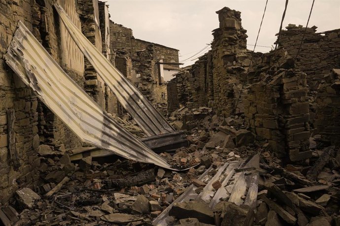 Archivo - Vista de las casas destruidas tras el incendio, a 20 de agosto de 2025, en San Vicente de Arriba, Ourense, Galicia (España). Aunque la previsión general de los incendios que arrasan Galicia hoy, 20 de agosto, es positiva, al no haber aumentado e