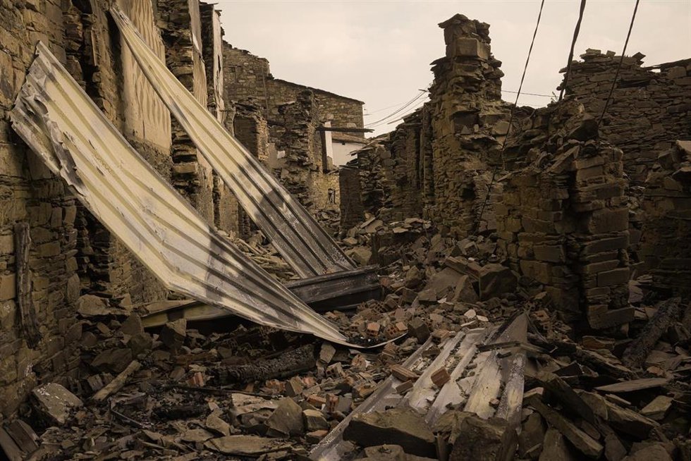 Archivo - Vista de las casas destruidas tras el incendio, a 20 de agosto de 2025, en San Vicente de Arriba, Ourense, Galicia (España). Aunque la previsión general de los incendios que arrasan Galicia hoy, 20 de agosto, es positiva, al no haber aumentado