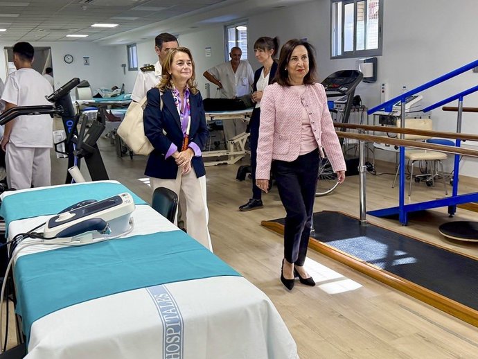 Margarita Robles visita el Hospital General de la Defensa en Zaragoza.