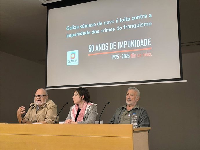 Francisco D. García Montes y Jesús Vázquez, junto a la portavoz de CEAQUA, Irene Álvarez, anuncian una nueva querella por torturas en una comisaría de Vigo, por parte de agentes del régimen franquista