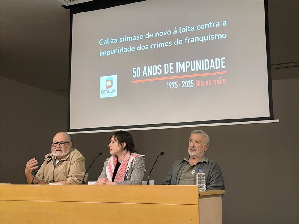 Francisco D. García Montes y Jesús Vázquez, junto a la portavoz de CEAQUA, Irene Álvarez, anuncian una nueva querella por torturas en una comisaría de Vigo, por parte de agentes del régimen franquista