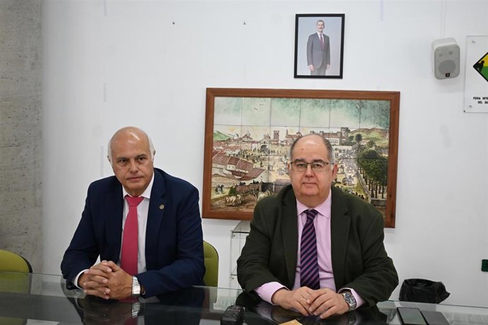 El alcalde de Zafra, Juan Carlos Fernández, y el  el comisario de Ferias, Santiago Malpica, en la presentación de la Feria Ganadera de Zafra 2025