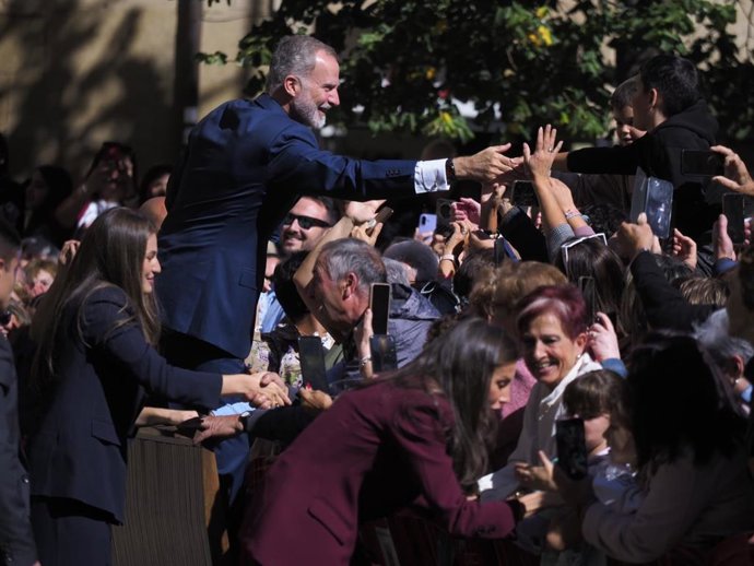 Los Reyes Felipe y Letizia y la Princesa Leonor saludan este viernes a vecinos de Viana durante su viaje a Navarra.
