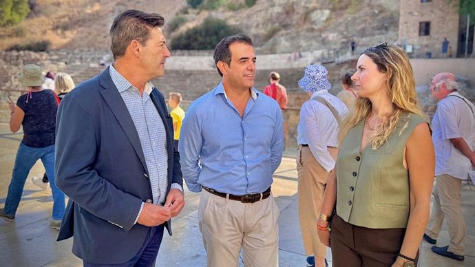 El presidente de Vox en la provincia de Málaga y diputado en el Parlamento de Andalucía, Antonio Sevilla, con los concejales de su formación en el Ayuntamiento de la capital, Antonio Alcázar y Yolanda Gómez.