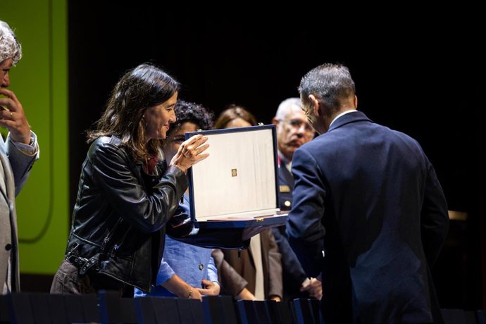 La consellera de Interior y Seguridad Pública, Núria Parlon, entrega una mención especial a personal y empresas de seguridad privada