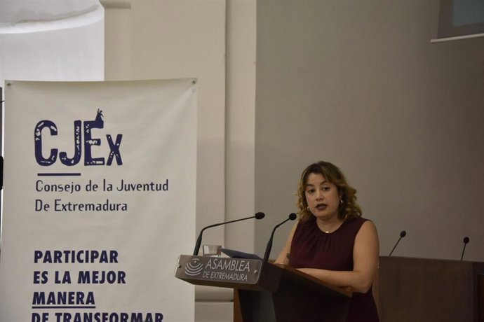 La presidenta de la XX Comisión Ejecutiva del Consejo de la Juventud de Extremadura, Lidia Solana Reguero, interviene en la presentación de un informe con propuestas de la juventud para mejorar la política educativa en la comunidad autónoma