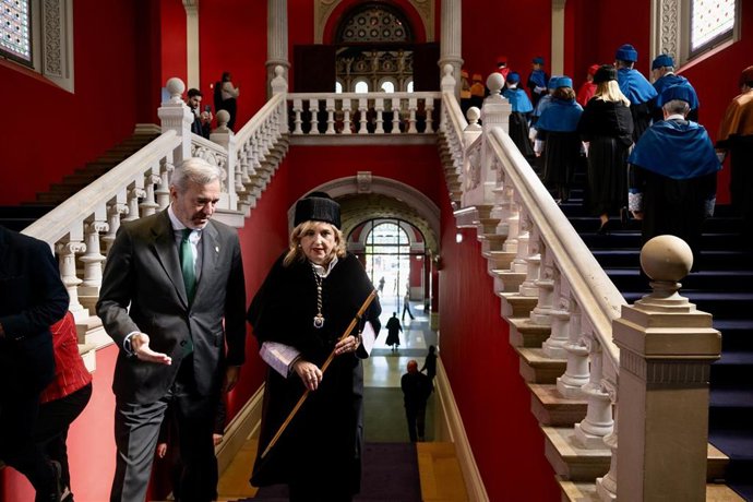 El presidente del Gobierno de Aragón, Jorge Azcón, y la rectora de la Universidad de Zaragoza, Rosa Bolea, subiendo las escaleras del Edificio Paraninfo en el acto de solemne apertura del curso académico del Campus Íberus. 