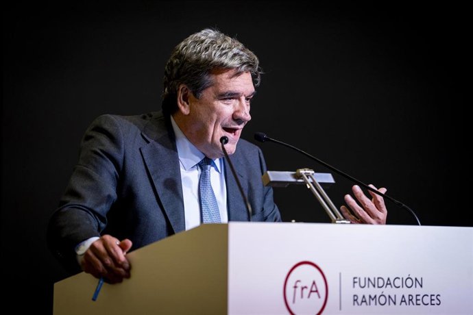 El gobernador del Banco de España, José Luis Escrivá, durante la primera jornada de la 'Conferencia 40 años de Fedea: los retos de la economía española', en la Fundación Ramón Areces, a 26 de septiembre de 2025, en Madrid (España). Con motivo de su 40º an