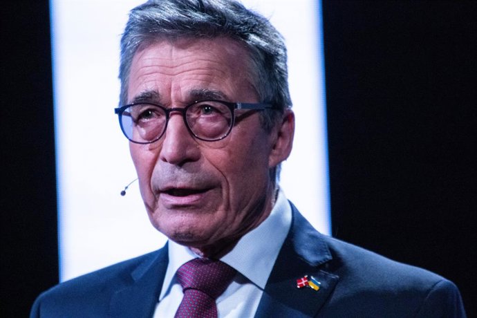 Archivo - Arquivo - 13 de maio de 2025, Copenhague, Dinamarca: O fundador e presidente da Fundação Aliança das Democracias, Anders Fogh Rasmussen, faz discursos durante a Cúpula da Democracia de Copenhague 2025 no Royal Danish Playhouse (dinamarquês: Skue