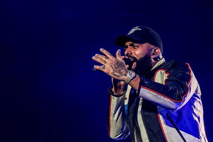 Archivo - El cantante Eladio Carrión. 