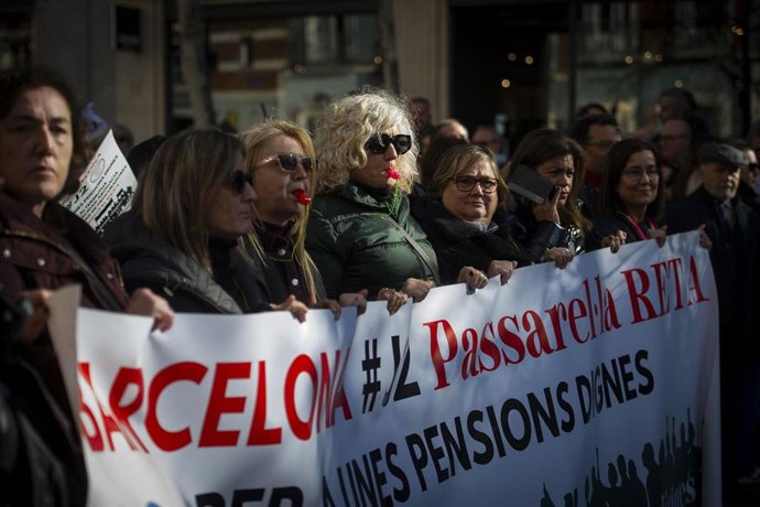 Archivo - Varias personas protestan durante una manifestación de abogados y procuradores para reclamar su pasarela al Régimen Especial de Trabajadores Autónomos (RETA) y mejoras en las pensiones de jubilación