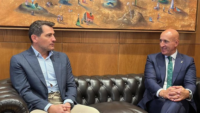 El exjugador de la selección española de fútbol Iker Casillas junto al alcalde de León, José Antonio Diez.