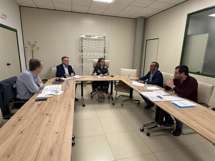 Reunión de la consejera de Agricultura, Ganadería y Desarrollo Sosteible y el presidente de la Diputación de Cáceres