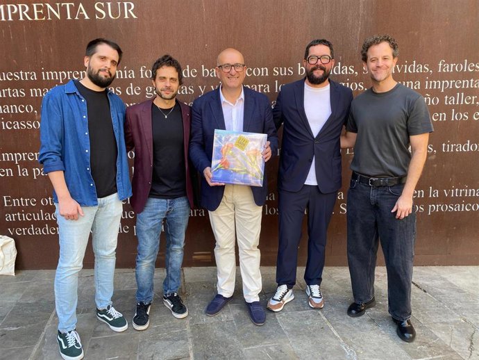 El diputado de Cultura, Manuel López Mestanza, ha presentado la programación acompañado por algunos de los protagonistas