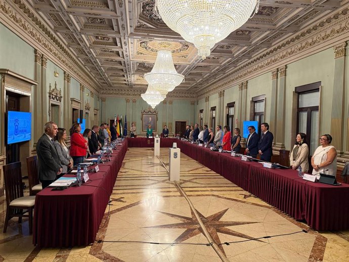 Minuto de silencio en el Pleno del Ayuntamiento de Huelva.