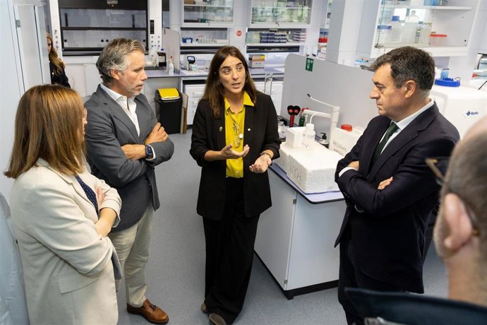 El conselleiro de Educación, Ciencia, Universidades e FP, Román Rodríguez, y su homóloga catalana, la conselleira de Investigación e Universidades de la Generalitat, Núria Montserrat