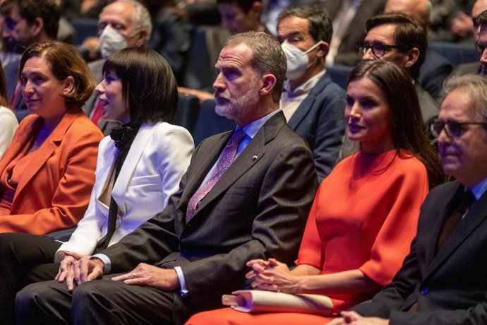 Archivo - (I-D) La alcaldesa de Barcelona, Ada Colau; la ministra de Ciencia e Innovación, Diana Morant; el Rey Felipe VI y la Reina Letizia, durante la entrega de los Premios Nacionales de Investigación 2021, a 5 de mayo de 2022, en Barcelona, Cataluña (