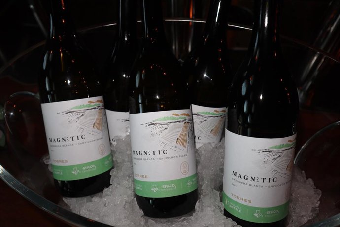 Familia Torres y Walraven Sax presentan un vino en botella reutilizable en Países Bajos.