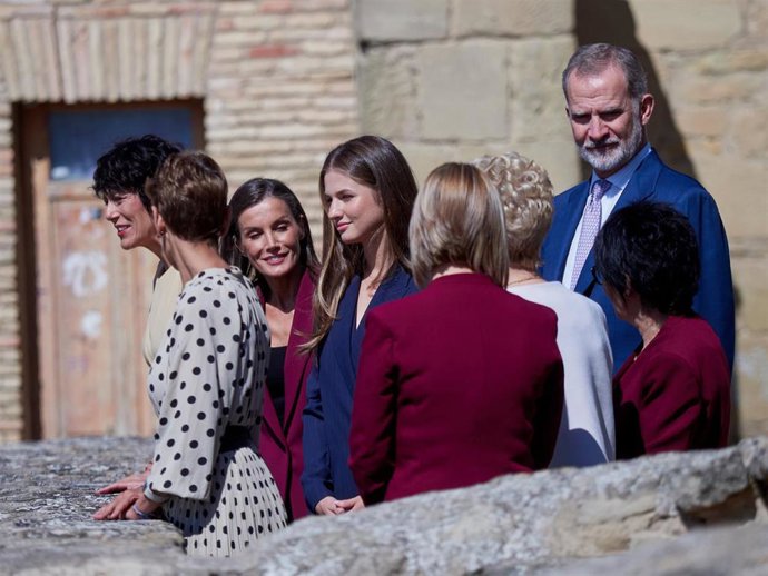 Los Reyes Felipe VI y Letizia y la princesa de Asturias y Viana, Leonor, visitan la Casa Consistorial de Viana, a 26 de septiembre de 2025, en Viana, Navarra (España). Se trata de la primera visita oficial de Leonor a la Comunidad Foral y tiene el objetiv