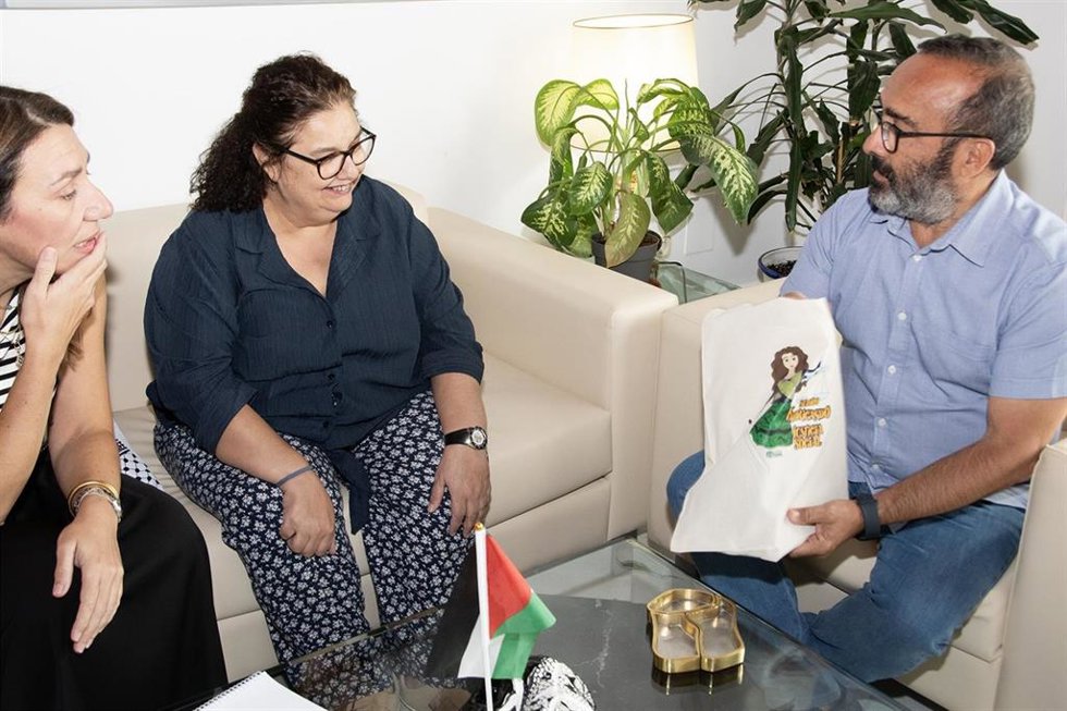 El presidente de la Diputación de Cáceres, Miguel Ángel Morales, se ha reunido con las representantes de La Asociación de Derechos Humanos de Extremadura (ADHEx), Beatriz Cercas y Flor Fondón