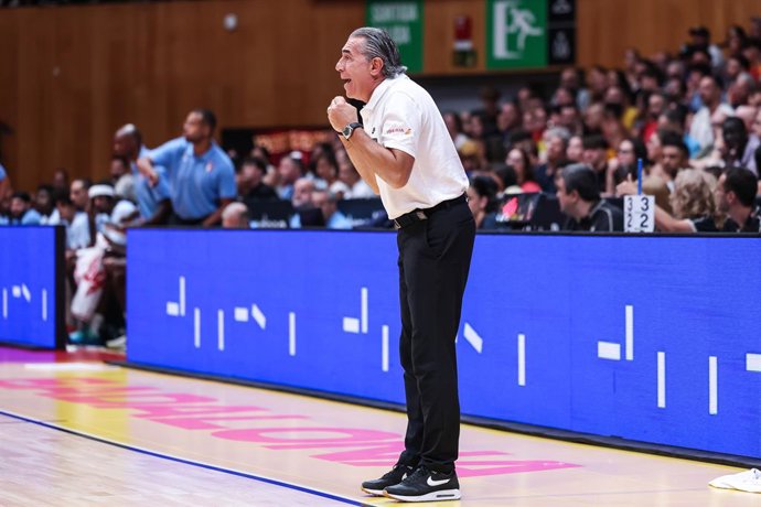 Archivo - Sergio Scariolo, head coach of Spain reacts during City of Badalona Tournament, basketball match played between Spain and France at Olimpic Arena on August 14, 2025 in Badalona, Spain.