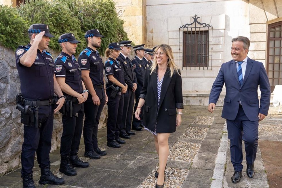Archivo - El alcalde de Camargo, Diego Movellán, con la exdelegada del Gobierno, Eugenia Gómez de Diego