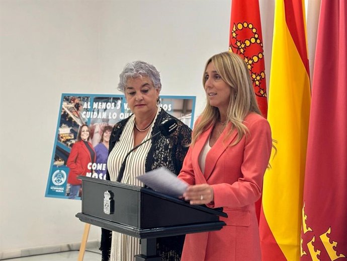 La concejala de Bienestar Social, Familia y Salud, Pilar Torres, y la presidenta del Colegio Oficial de Veterinarios de la Regió,Teresa López