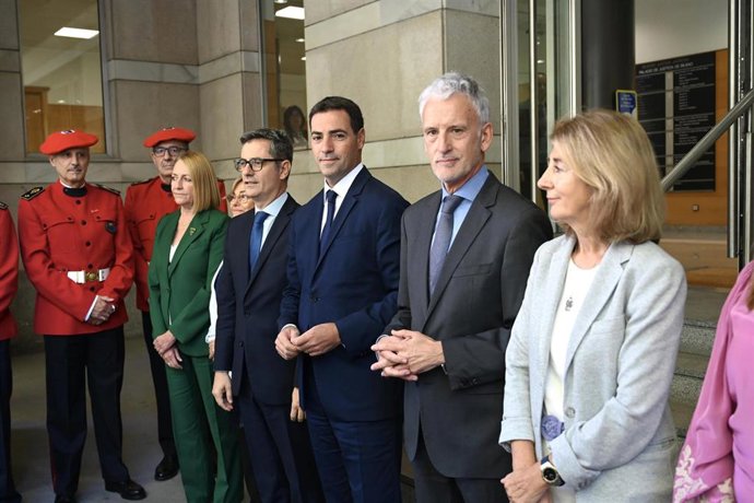 El Lehendakari, Imanol Pradales (c), acude a la Apertura del Año Judicial 2025-2026, junto al ministro de Justicia, Félix Bolaños (2i), y el presidente del Tribunal Superior de Justicia del País Vasco, Iñaki Subijana (2d), en el TSJPV, a 26 de septiembre 