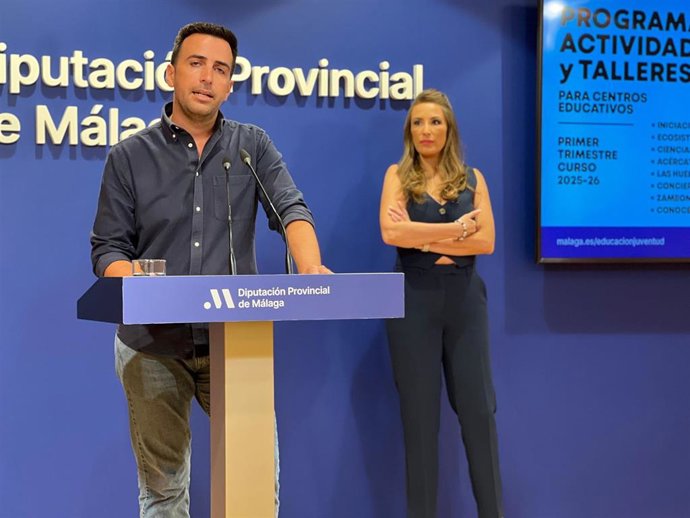 El diputado provincial de Educación y Juventud, José Santaolalla, ha presentado el glosario de actividades destacando la importante apuesta que desde la Diputación de Málaga se traslada a las aulas de toda la provincia