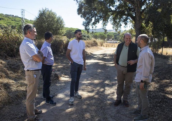 El delegado territorial de Sostenibilidad y Medio Ambiente de la Junta de Andalucía en la provincia de Cádiz, Óscar Curtido, y el alcalde de Grazalema, Carlos Javier García, en una visita a obras en vías pecuarias de esta localidad.