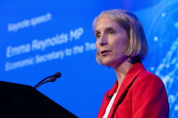Archivo - June 26, 2025, London, England, United Kingdom: Emma Reynolds MP, Economic Secretary to the Treasury addresses delegates during a keynote session at 'TheCityUK' Annual Conference, in QE II Centre, London.