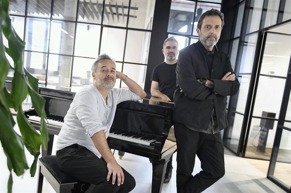 Archivo - (I-D) Los integrantes del grupo musical Love of Lesbian, Santi Balmes, Jordi Roig y Oriol Bonet, durante una entrevista para Europa Press, en las oficinas de Warner Music, a 9 de octubre de 2024, en Madrid (España). Love of Lesbian es un g