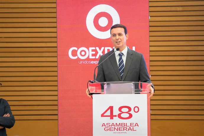 El presidente de la Diputación de Almería, Javier Aureliano García, durante su intervención en la 48ª Asamblea General de Coexphal.