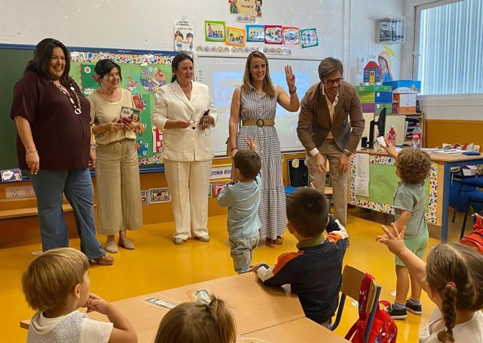 Lola Amo (izda.) y Diego Copé (dcha.), junto a otras autoridades, en la visita al CEIP Nuestra Señora del Rosario de Montoro.