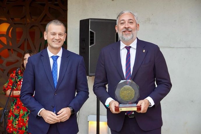 El alcalde de Santomera, Víctor Martínez, sostiene la distinción de 'Rey Lobo' junto a Marco Antonio Fernández, concejal de Pedanías y Vertebración Territorial del Ayuntamiento de Murcia