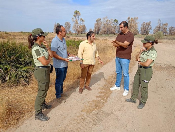 El delegado de Sostenibilidad y Medio Ambiente, Pedro Yórquez, y el alcalde de Trigueros, Vidal Blanco, en el complejo Endorréico de Los Palmares,