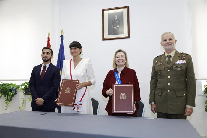 El acto ha tenido lugar en la Delegación de Defensa en Murcia, donde la secretaria de Estado de Digitalización e Inteligencia Artificial, María González Veracruz, ha recibido la Gran Cruz del Mérito Militar