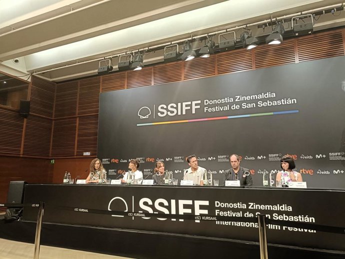 A equipe de "Zeru ahoak" em uma coletiva de imprensa no Festival de San Sebastian