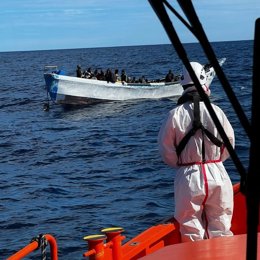Archivo - La salvamar Macondo rescata una patera en aguas próximas a Gran Canaria