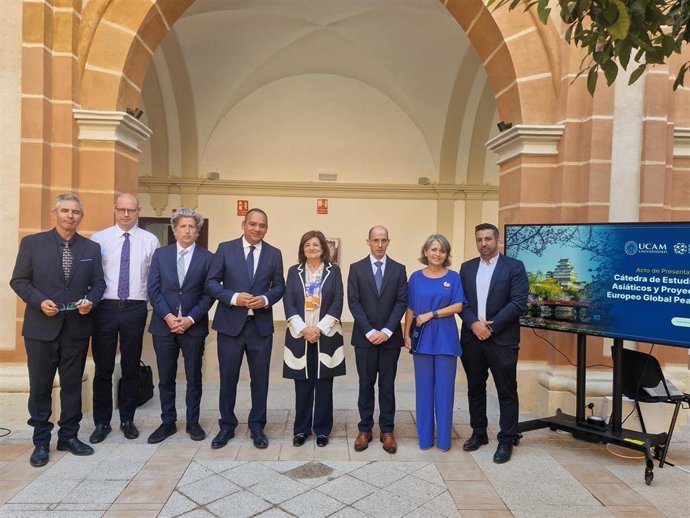 El Claustro del Monasterio de los Jerónimos, sede de la Universidad en Murcia, ha acogido esta mañana el acto de presentación de la Cátedra