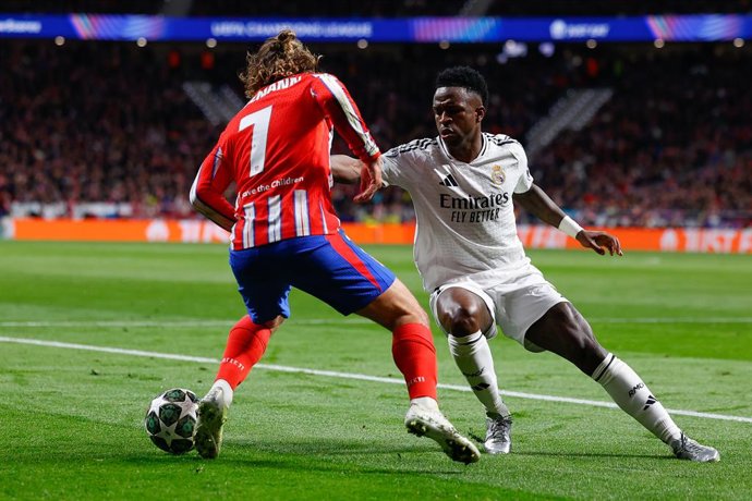Archivo - Antoine Griezmann of Atletico de Madrid and Vinicius Junior of Real Madrid in action during the UEFA Champions League 2024/25  League Round of 16 Second Leg match between Atletico de Madrid and Real Madrid CF, at Riyadh Air Metropolitano stadium