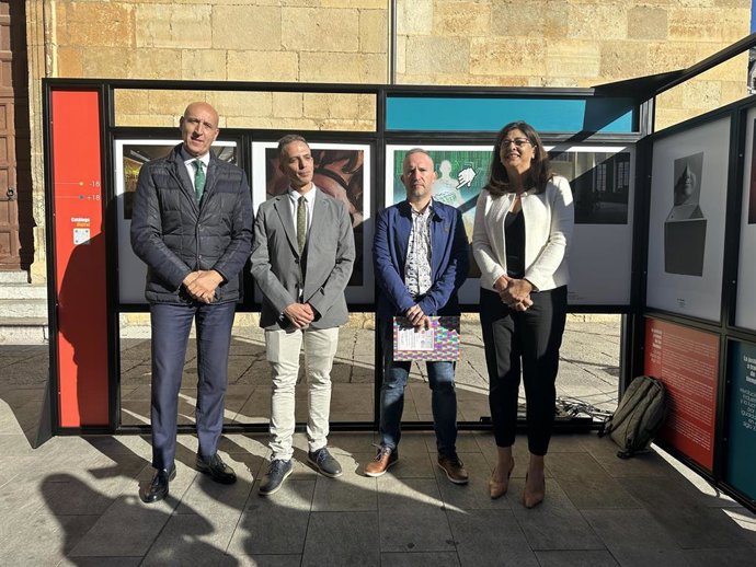 Imagen de la inauguración de la exposición al aire libre 'Arte y justicia en la era de los datos', en León capital.