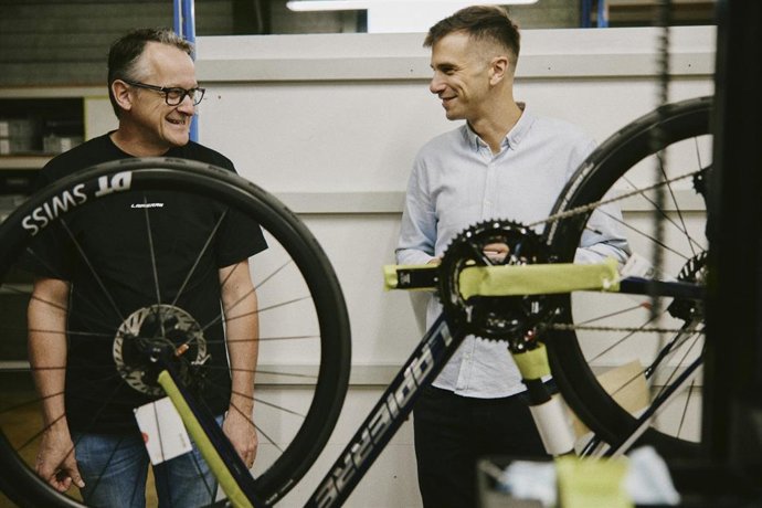 Archivo - El exciclista William Perrier (a la derecha de la imagen), nombrado director general para el sur de Europa de Accell Group.