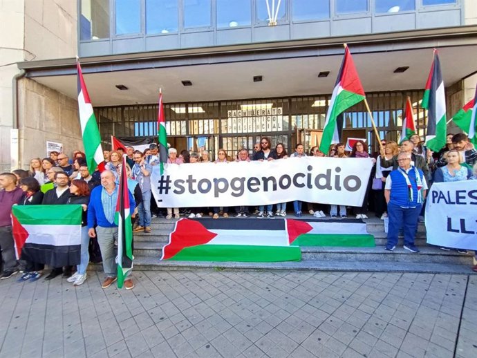Concentración de docentes contra el 'genocidio' palestino a las puertas del IES Doña Jimena, en Gijón.