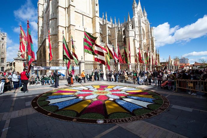 Archivo - Imagen de archivo de los pendones engalanados, frente a la Catedral de León, durante las Fiestas de San Froilán.